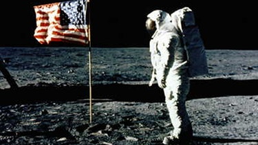 Buzz Aldrin und Flagge auf dem Mond | Bild: picture-alliance/dpa