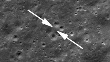 Diese Aufnahme des Lunar Reconnaissance Orbiter (LRO) vom 8. Dezember 2018 zeigt die Stelle, an der knapp einen Monat später die chinesischen Mondsonde Chang'e 4 auf dem Mond landete. | Bild: NASA/GSFC/Arizona State University