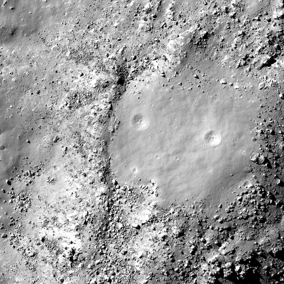 Mondgesicht im Tycho-Krater auf dem Mond, aufgenommen von der Mondsonde LRO. Der Lunar Reconnaissance Orbiter nimmt unseren Mond seit 2009 ganz genau unter die Lupe: Bis auf fünfzig Zentimeter genau erkunden seine Instrumente unseren Trabanten. Und entdecken dabei so einiges ... Seht selbst! | Bild: NASA / GSFC / Arizona State University