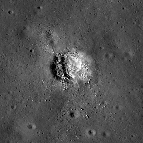 Mondoberfläche. Der Lunar Reconnaissance Orbiter nimmt unseren Mond seit 2009 ganz genau unter die Lupe: Bis auf fünfzig Zentimeter genau erkunden seine Instrumente unseren Trabanten. Und entdecken dabei so einiges ... seht selbst! | Bild: NASA