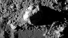 Gesteinsbrocken auf dem Mond. Der Lunar Reconnaissance Orbiter nimmt unseren Mond seit 2009 ganz genau unter die Lupe: Bis auf fünfzig Zentimeter genau erkunden seine Instrumente unseren Trabanten. Und entdecken dabei so einiges ... seht selbst! | Bild: NASA