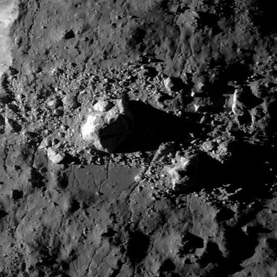 Gesteinsbrocken auf dem Mond. Der Lunar Reconnaissance Orbiter nimmt unseren Mond seit 2009 ganz genau unter die Lupe: Bis auf fünfzig Zentimeter genau erkunden seine Instrumente unseren Trabanten. Und entdecken dabei so einiges ... seht selbst! | Bild: NASA