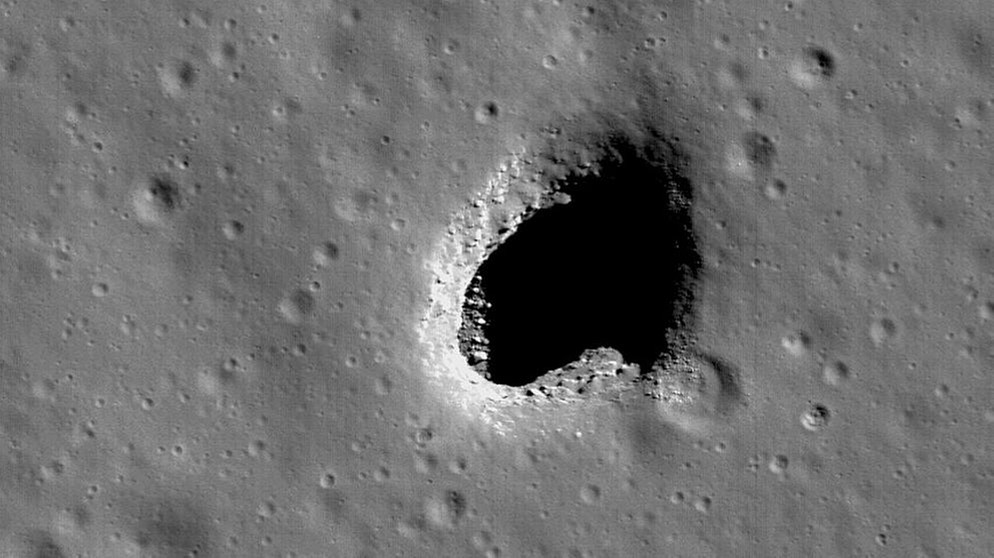 Lavatunnel auf dem Mond. Der Lunar Reconnaissance Orbiter nimmt unseren Mond seit 2009 ganz genau unter die Lupe: Bis auf fünfzig Zentimeter genau erkunden seine Instrumente unseren Trabanten. Und entdecken dabei so einiges ... seht selbst! | Bild: NASA