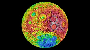 Topografische Karte des Mondes. Der Lunar Reconnaissance Orbiter nimmt unseren Mond seit 2009 ganz genau unter die Lupe: Bis auf fünfzig Zentimeter genau erkunden seine Instrumente unseren Trabanten. Und entdecken dabei so einiges ... seht selbst! | Bild: NASA