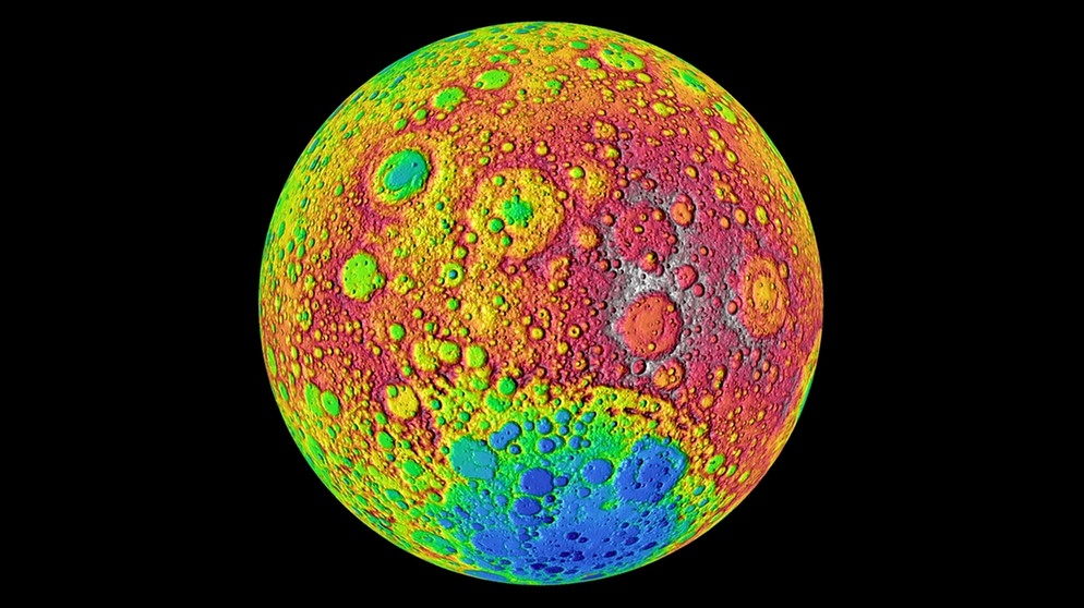 Topografische Karte des Mondes. Der Lunar Reconnaissance Orbiter nimmt unseren Mond seit 2009 ganz genau unter die Lupe: Bis auf fünfzig Zentimeter genau erkunden seine Instrumente unseren Trabanten. Und entdecken dabei so einiges ... seht selbst! | Bild: NASA
