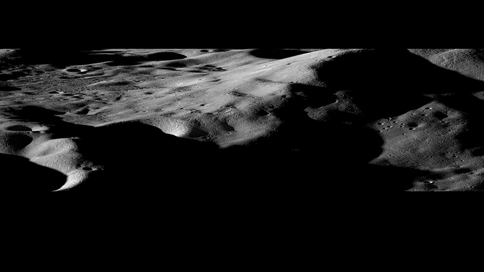 Berglandschaften auf dem Mond. Der Lunar Reconnaissance Orbiter nimmt unseren Mond seit 2009 ganz genau unter die Lupe: Bis auf fünfzig Zentimeter genau erkunden seine Instrumente unseren Trabanten. Und entdecken dabei so einiges ... seht selbst! | Bild: NASA