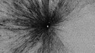 Ein neuer Krater auf dem Mond. Entstanden zwischen 25. Oktober 2012 und 21. April 2013. Der Lunar Reconnaissance Orbiter nimmt unseren Mond seit 2009 ganz genau unter die Lupe: Bis auf fünfzig Zentimeter genau erkunden seine Instrumente unseren Trabanten. Und entdecken dabei so einiges ... Seht selbst! | Bild: NASA/GSFC/Arizona State University