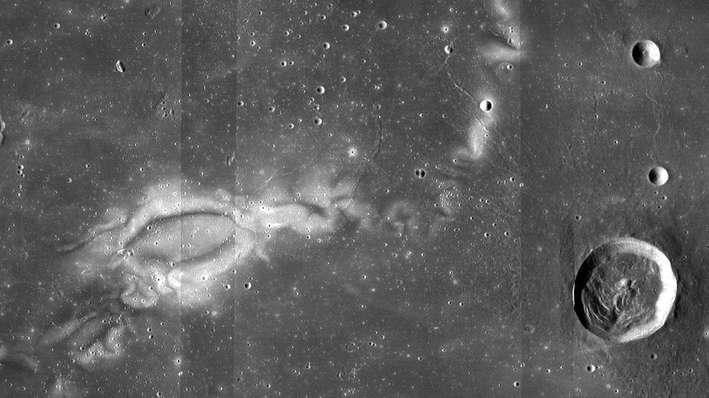 Lunar Reconnaissance Orbiter (LRO) zeigt uns Wirbel in der Mondoberfläche. Die NASA-Mondsonde Lunar Reconnaissance Orbiter kreist in dichtem Abstand um den Mond und erstellte eine dreidimensionale Karte des Mondes. Aber der LRO knipst weiter -  seht selbst! | Bild: NASA LRO WAC science team