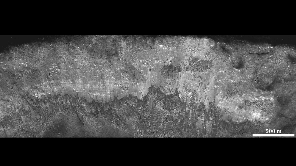 Die Ostwand des Herigonius Krater auf dem Mond, aufgenommen von der Mondsonde LRO. Der Lunar Reconnaissance Orbiter nimmt unseren Mond seit 2009 ganz genau unter die Lupe: Bis auf fünfzig Zentimeter genau erkunden seine Instrumente unseren Trabanten. Und entdecken dabei so einiges ... seht selbst! | Bild: NASA / GSFC / Arizona State University