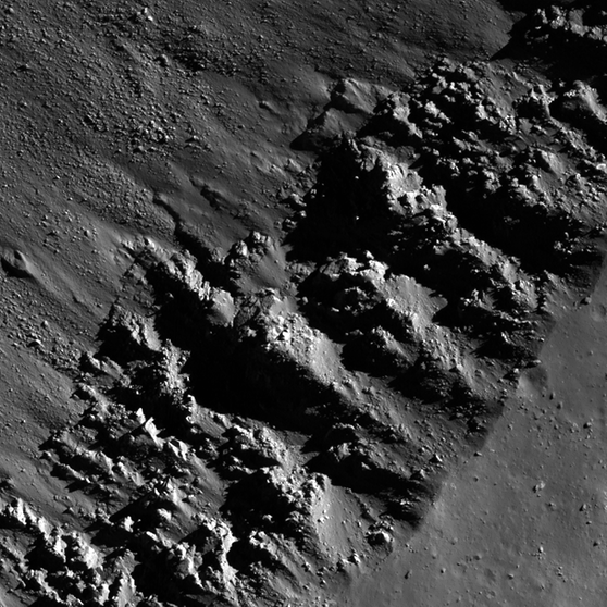 Kraterrand des Mondkraters Piazzi H, aufgenommen von der Mondsonde LRO. Der Lunar Reconnaissance Orbiter nimmt unseren Mond seit 2009 ganz genau unter die Lupe: Bis auf fünfzig Zentimeter genau erkunden seine Instrumente unseren Trabanten. Und entdecken dabei so einiges ... seht selbst! | Bild: NASA / GSFC / Arizona State University