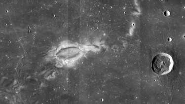 Lunar Reconnaissance Orbiter (LRO) zeigt uns Wirbel in der Mondoberfläche | Bild: NASA LRO WAC science team
