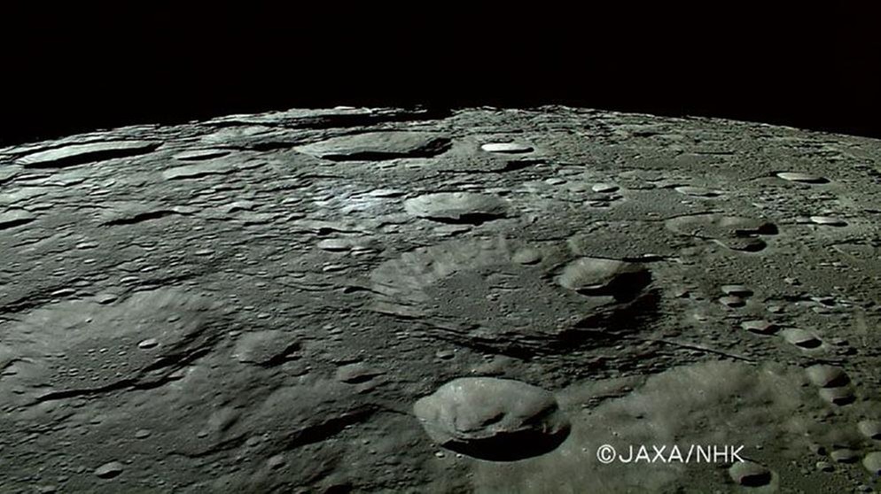 Mondaufnahme der japanischen Sonde Kaguya in der Nordpolgegend des Mondes. Zigtausende Krater auf seiner Oberfläche zeugen von dem Bombardement, dem unser Mond beständig ausgesetzt ist. Der größte Krater misst mehr als 2.000 Kilometer, die kleinsten müsst ihr mit der Lupe suchen. | Bild: JAXA
