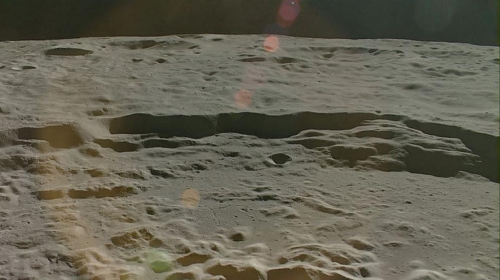 Mondaufnahme der japanischen Sonde Kaguya über Antoniadi. Zigtausende Krater auf seiner Oberfläche zeugen von dem Bombardement, dem unser Mond beständig ausgesetzt ist. Der größte Krater misst mehr als 2.000 Kilometer, die kleinsten müsst ihr mit der Lupe suchen. | Bild: JAXA