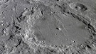 Mondaufnahme der japanischen Sonde Kaguya auf Catena Abulfeda. Zigtausende Krater auf seiner Oberfläche zeugen von dem Bombardement, dem unser Mond beständig ausgesetzt ist. Der größte Krater misst mehr als 2.000 Kilometer, die kleinsten müsst ihr mit der Lupe suchen. | Bild: JAXA