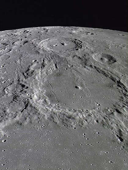 Mondaufnahme der japanischen Sonde Kaguya auf Catena Abulfeda | Bild: JAXA