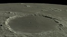 Mondaufnahme der japanischen Sonde Kaguya über ein Plateau. Zigtausende Krater auf seiner Oberfläche zeugen von dem Bombardement, dem unser Mond beständig ausgesetzt ist. Der größte Krater misst mehr als 2.000 Kilometer, die kleinsten müsst ihr mit der Lupe suchen. | Bild: JAXA