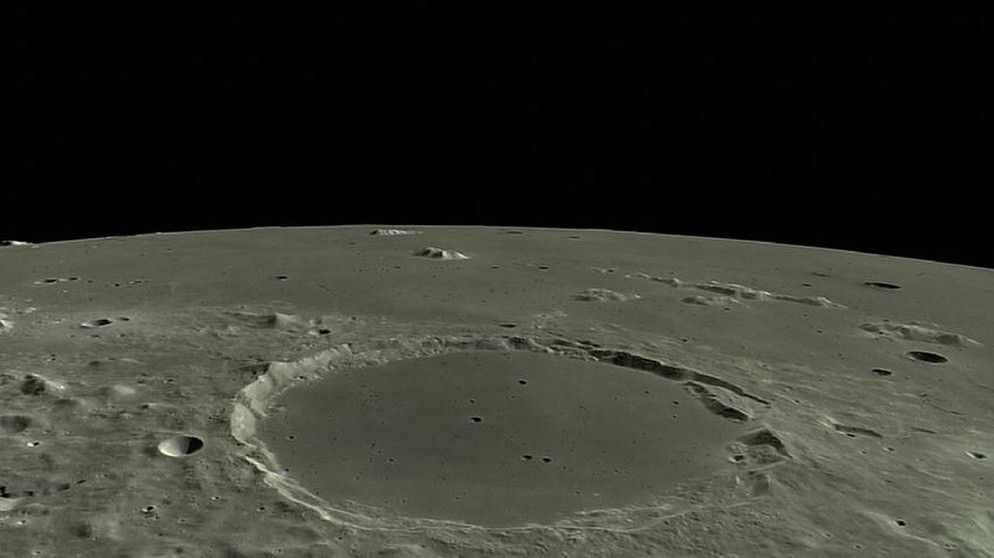 Mondaufnahme der japanischen Sonde Kaguya über ein Plateau. Zigtausende Krater auf seiner Oberfläche zeugen von dem Bombardement, dem unser Mond beständig ausgesetzt ist. Der größte Krater misst mehr als 2.000 Kilometer, die kleinsten müsst ihr mit der Lupe suchen. | Bild: JAXA