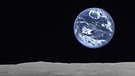 Mondaufnahme der japanischen Sonde Kaguya mit Blick auf die aufgehende Erde | Bild: JAXA