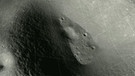 Mondaufnahme der japanischen Sonde Kaguya in einen Mondkrater. Zigtausende Krater auf seiner Oberfläche zeugen von dem Bombardement, dem unser Mond beständig ausgesetzt ist. Der größte Krater misst mehr als 2.000 Kilometer, die kleinsten müsst ihr mit der Lupe suchen. | Bild: JAXA