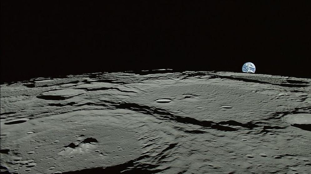 Mondaufnahme der japanischen Sonde Kaguya auf die untergehende Erde. Zigtausende Krater auf seiner Oberfläche zeugen von dem Bombardement, dem unser Mond beständig ausgesetzt ist. Der größte Krater misst mehr als 2.000 Kilometer, die kleinsten müsst ihr mit der Lupe suchen. | Bild: JAXA
