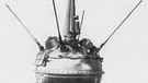 Die Mondsonde Lunik 2 (auch: Luna 2) landete als erste auf dem Mond. Die USA und die Sowjetunion befanden sich in einem erbitterten Wettstreit um die ersten Erfolge bei der Eroberung des Weltraums. 1957 funkte erstmals ein Satellit aus dem All und schockte Amerika - Sputnik 1 umkreiste die Erde.  | Bild: NASA