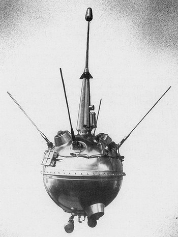 Die Mondsonde Lunik 2 (auch: Luna 2) landete als erste auf dem Mond. Die USA und die Sowjetunion befanden sich in einem erbitterten Wettstreit um die ersten Erfolge bei der Eroberung des Weltraums. 1957 funkte erstmals ein Satellit aus dem All und schockte Amerika - Sputnik 1 umkreiste die Erde.  | Bild: NASA