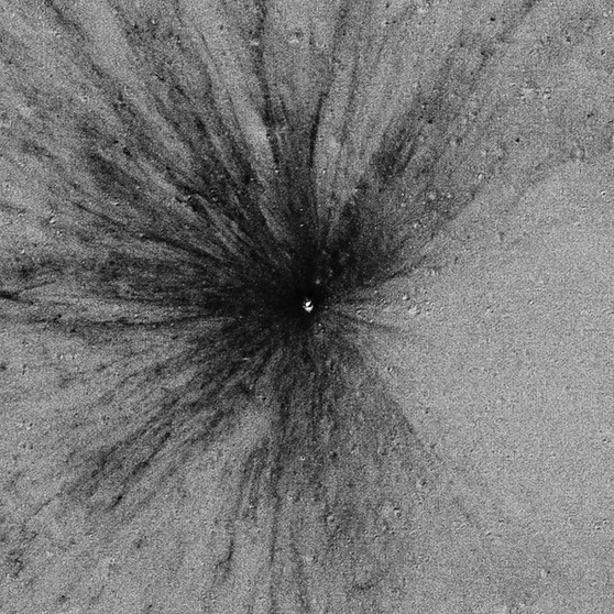 Ein neuer Krater auf dem Mond. Entstanden zwischen 25. Oktober 2012 und 21. April 2013 | Bild: NASA/GSFC/Arizona State University