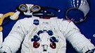 Raumanzung von Neil Armstrong. Die USA und die Sowjetunion befanden sich in einem erbitterten Wettstreit um die ersten Erfolge bei der Eroberung des Weltraums. 1957 funkte erstmals ein Satellit aus dem All und schockte Amerika - Sputnik 1 umkreiste die Erde.  | Bild: NASA