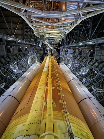 Die Trägerrakete Space Launch System SLS im Vehicle Assembly Building der NASA. Die SLS soll im Rahmen des Artemis-Programms für Flüge zum Mond genutzt werden.  | Bild: NASA/Frank Michaux