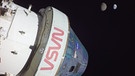 Die Raumkapsel Orion hat auf ihrem Weg um den Mond ein großartiges Selfie gemacht. Mit auf dem Bild: die Erde und der Mond. Mit dem Artemis-Programm möchte die NASA erstmals seit einem halben Jahrhundert wieder Menschen zum Mond schicken. Artemis 1 ist nur ein Testflug - ab Artemis 2 werden wieder Menschen zum Mond fliegen.  | Bild: NASA