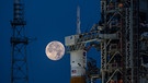 Die SLS mit der Orion-Raumfähre an der Startrampe während eines Tests im Juni 2022. Mit dem Artemis-Programm möchte die NASA erstmals seit einem halben Jahrhundert wieder Menschen zum Mond schicken. Artemis 1 ist nur ein Testflug - ab Artemis 2 werden wieder Menschen zum Mond fliegen.  | Bild: NASA/Ben Smegelsky
