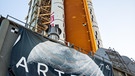Die Schwerlastrakete Space Launch System (SLS) wird im Rahmen des Artemis-Programms Astronautinnen und Astronauten zum Mond bringen.  | Bild: NASA/Ben Smegelsky