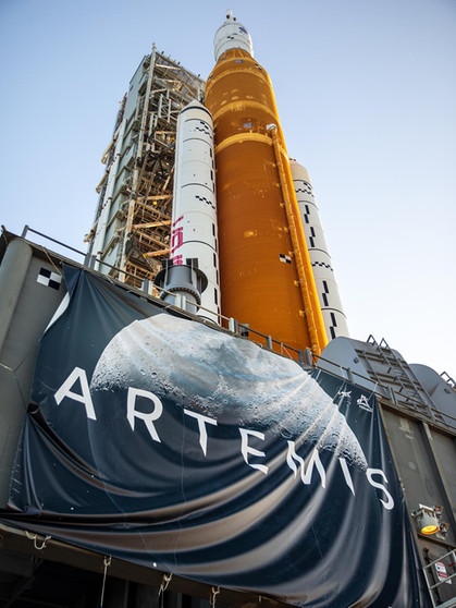 Die Schwerlastrakete Space Launch System (SLS) wird im Rahmen des Artemis-Programms Astronautinnen und Astronauten zum Mond bringen.  | Bild: NASA/Ben Smegelsky