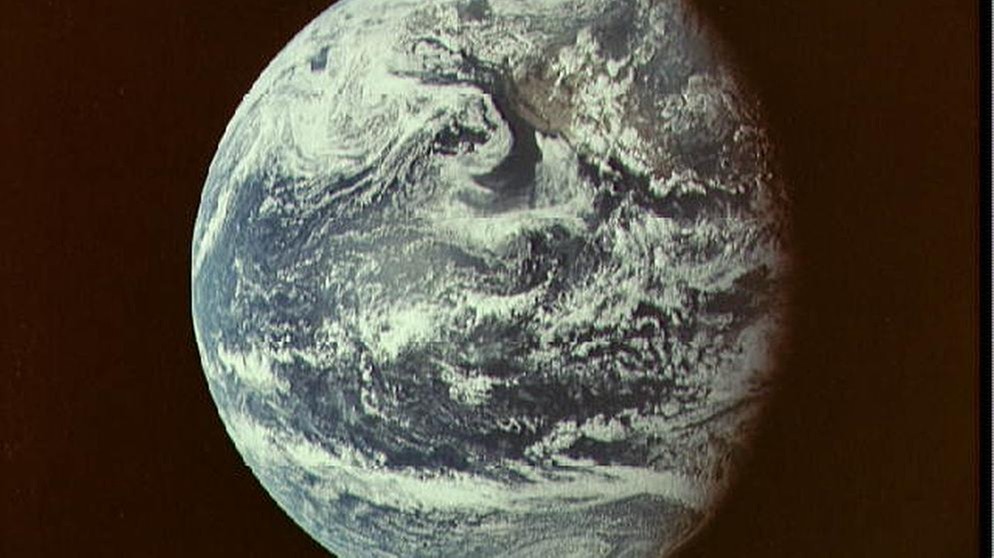 Blick auf die Erde von Apollo 11 aus. Die USA und die Sowjetunion befanden sich in einem erbitterten Wettstreit um die ersten Erfolge bei der Eroberung des Weltraums. 1957 funkte erstmals ein Satellit aus dem All und schockte Amerika - Sputnik 1 umkreiste die Erde.  | Bild: NASA