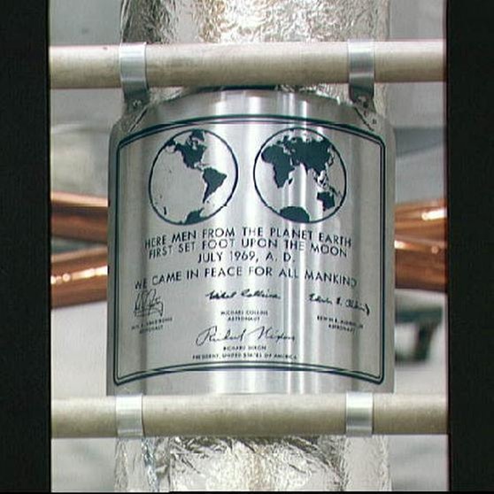 Plakette auf dem Mond. Die USA und die Sowjetunion befanden sich in einem erbitterten Wettstreit um die ersten Erfolge bei der Eroberung des Weltraums. 1957 funkte erstmals ein Satellit aus dem All und schockte Amerika - Sputnik 1 umkreiste die Erde.  | Bild: NASA