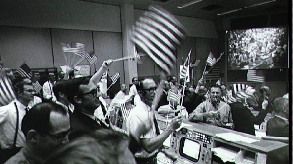 Jubel in der Kommandozentrale. Die USA und die Sowjetunion befanden sich in einem erbitterten Wettstreit um die ersten Erfolge bei der Eroberung des Weltraums. 1957 funkte erstmals ein Satellit aus dem All und schockte Amerika - Sputnik 1 umkreiste die Erde.  | Bild: NASA