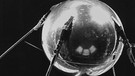 1957 funkte erstmals ein Satellit aus dem All und schockte Amerika - Sputnik 1 umkreiste die Erde. | Bild: picture-alliance/dpa