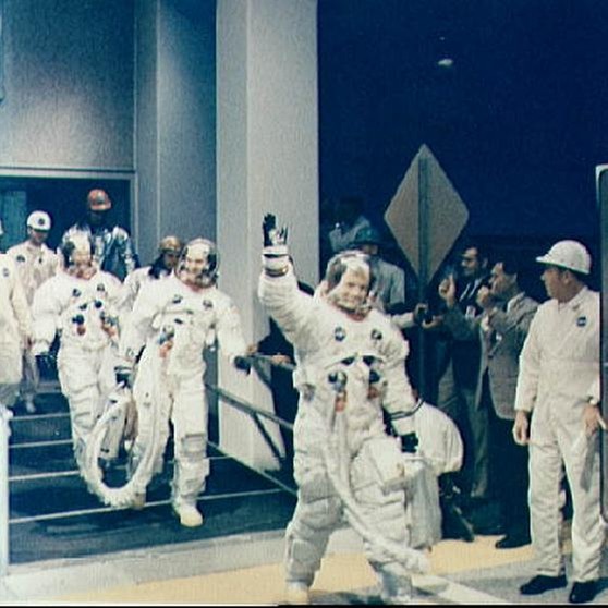 Auf dem Weg in die Saturn-V-Rakete. Die USA und die Sowjetunion befanden sich in einem erbitterten Wettstreit um die ersten Erfolge bei der Eroberung des Weltraums. 1957 funkte erstmals ein Satellit aus dem All und schockte Amerika - Sputnik 1 umkreiste die Erde.  | Bild: NASA
