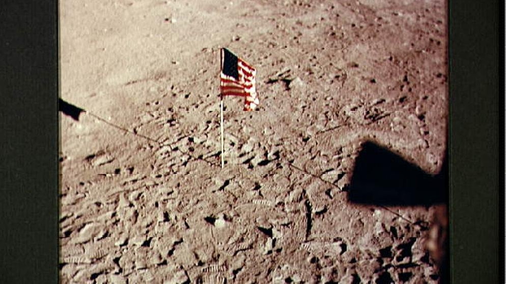 US-Flagge auf dem Mond. Die USA und die Sowjetunion befanden sich in einem erbitterten Wettstreit um die ersten Erfolge bei der Eroberung des Weltraums. 1957 funkte erstmals ein Satellit aus dem All und schockte Amerika - Sputnik 1 umkreiste die Erde.  | Bild: NASA