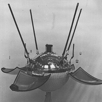 Die sowjetische Sonde Luna 9 landete am 3. Februar 1966 auf dem Mond. Nicht als erste Sonde - aber erstmals mit einer weichen Landung. Die USA und die Sowjetunion befanden sich in einem erbitterten Wettstreit um die ersten Erfolge bei der Eroberung des Weltraums. 1957 funkte erstmals ein Satellit aus dem All und schockte Amerika - Sputnik 1 umkreiste die Erde.  | Bild: NASA