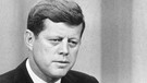 John F. Kennedy. Die USA und die Sowjetunion befanden sich in einem erbitterten Wettstreit um die ersten Erfolge bei der Eroberung des Weltraums. 1957 funkte erstmals ein Satellit aus dem All und schockte Amerika - Sputnik 1 umkreiste die Erde.  | Bild: picture-alliance/dpa