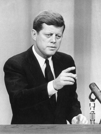 John F. Kennedy. Die USA und die Sowjetunion befanden sich in einem erbitterten Wettstreit um die ersten Erfolge bei der Eroberung des Weltraums. 1957 funkte erstmals ein Satellit aus dem All und schockte Amerika - Sputnik 1 umkreiste die Erde.  | Bild: picture-alliance/dpa