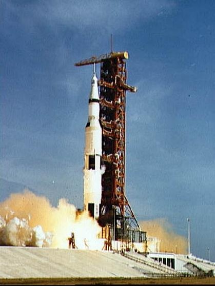 Liftoff der Saturn-Rakete der Apollo-Mission. Die USA und die Sowjetunion befanden sich in einem erbitterten Wettstreit um die ersten Erfolge bei der Eroberung des Weltraums. 1957 funkte erstmals ein Satellit aus dem All und schockte Amerika - Sputnik 1 umkreiste die Erde.  | Bild: NASA