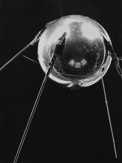 1957 funkte erstmals ein Satellit aus dem All und schockte Amerika - Sputnik 1 umkreiste die Erde. Die USA und die Sowjetunion befanden sich in einem erbitterten Wettstreit um die ersten Erfolge bei der Eroberung des Weltraums. 1957 funkte erstmals ein Satellit aus dem All und schockte Amerika - Sputnik 1 umkreiste die Erde. Die USA und die Sowjetunion befanden sich in einem erbitterten Wettstreit um die ersten Erfolge bei der Eroberung des Weltraums. 1957 funkte erstmals ein Satellit aus dem All und schockte Amerika - Sputnik 1 umkreiste die Erde.  | Bild: picture-alliance/dpa