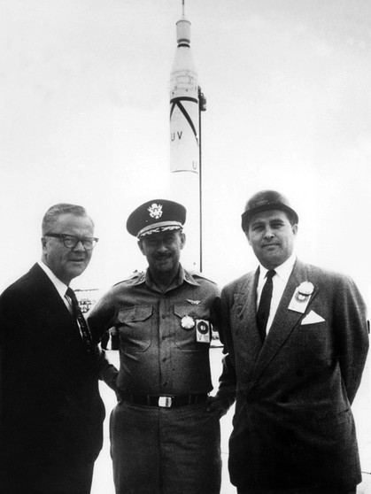 Wernher von Braun (rechts) in Cape Canaveral. Die USA und die Sowjetunion befanden sich in einem erbitterten Wettstreit um die ersten Erfolge bei der Eroberung des Weltraums. 1957 funkte erstmals ein Satellit aus dem All und schockte Amerika - Sputnik 1 umkreiste die Erde. Die USA und die Sowjetunion befanden sich in einem erbitterten Wettstreit um die ersten Erfolge bei der Eroberung des Weltraums. 1957 funkte erstmals ein Satellit aus dem All und schockte Amerika - Sputnik 1 umkreiste die Erde.  | Bild: picture-alliance/dpa