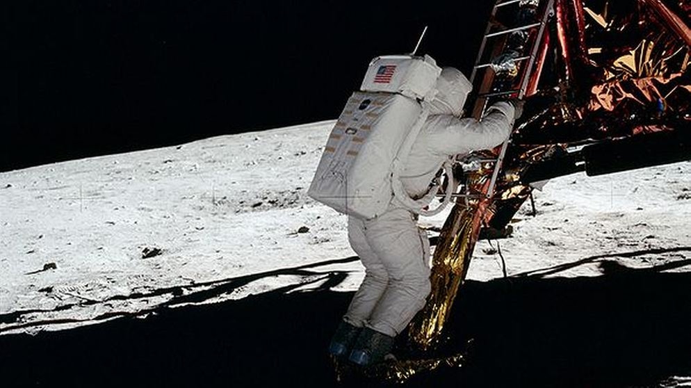 Edwin Aldrin betritt den Mond. Die USA und die Sowjetunion befanden sich in einem erbitterten Wettstreit um die ersten Erfolge bei der Eroberung des Weltraums. 1957 funkte erstmals ein Satellit aus dem All und schockte Amerika - Sputnik 1 umkreiste die Erde.  | Bild: NASA