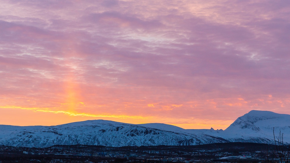 Lichtsäulen bei Sonnenaufgang in Tronsö | Bild: picture-alliance/dpa