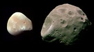 Marsmonde Phobos und Deimos (Collage). Wusstet ihr, dass es nicht nur unseren Erdtrabanten, sondern viele verschiedene Monde gibt? Unser Mond ist einer der größten in unserem Sonnensystem. Aber es gibt noch viele andere Monde, die es zu entdecken gilt.  | Bild: Nasa