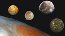 Jupitermonde Io, Europa, Ganymed und Kallisto. Wusstet ihr, dass es nicht nur unseren Erdtrabanten, sondern viele verschiedene Monde gibt? Unser Mond ist einer der größten in unserem Sonnensystem. Aber es gibt noch viele andere Monde, die es zu entdecken gilt.  | Bild: Nasa