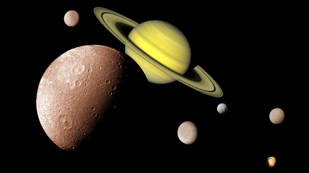 Saturnmonde. Wusstet ihr, dass es nicht nur unseren Erdtrabanten, sondern viele verschiedene Monde gibt? Unser Mond ist einer der größten in unserem Sonnensystem. Aber es gibt noch viele andere Monde, die es zu entdecken gilt.  | Bild: Calvin J. Hamilton/Nasa